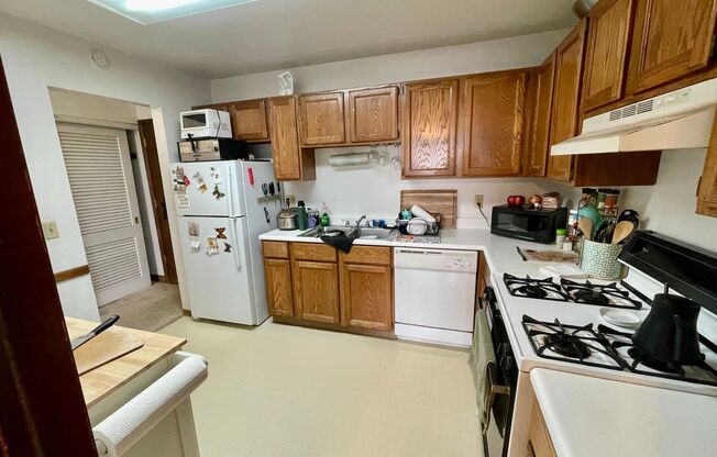 2 beds, 1 bath, $1,295, Unit 206