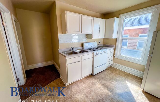 2 beds, 1 bath, 800 sqft, $1,100, Unit 218 W. 300 N. #4