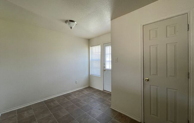 2 beds, 1.5 baths, 900 sqft, $825, Unit Apt B