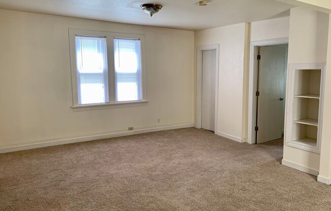 2 beds, 1 bath, $1,095, Unit 1512L