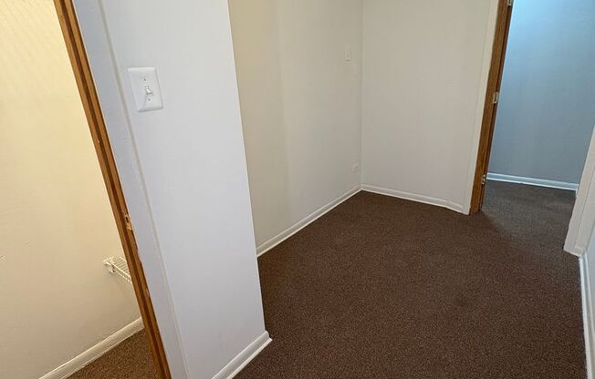 3 beds, 1 bath, 1,003 sqft, $1,250, Unit CA 143.5-2W