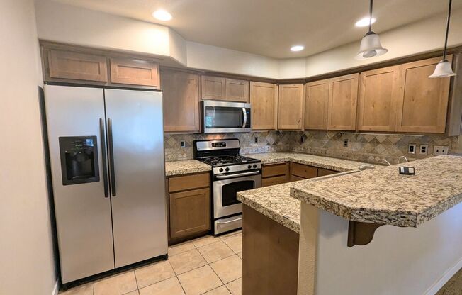 Gorgeous 3x2 townhouse, single-car garage, and two gas fireplaces