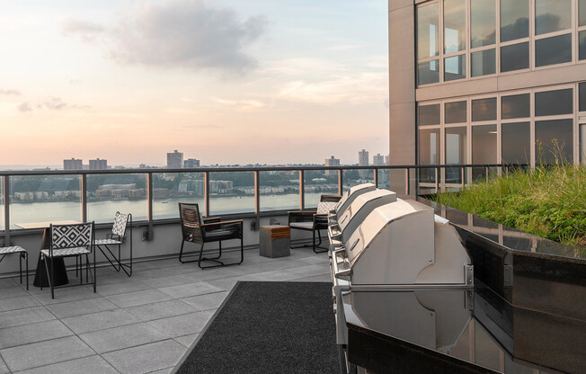 apartment for rent in Manhattan with grill and outdoor space near the Hudson River