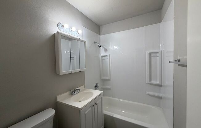 2 beds, 1 bath, 639 sqft, $1,299, Unit 11