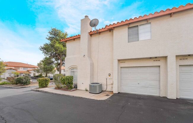 Spacious Townhouse with Community Pool!