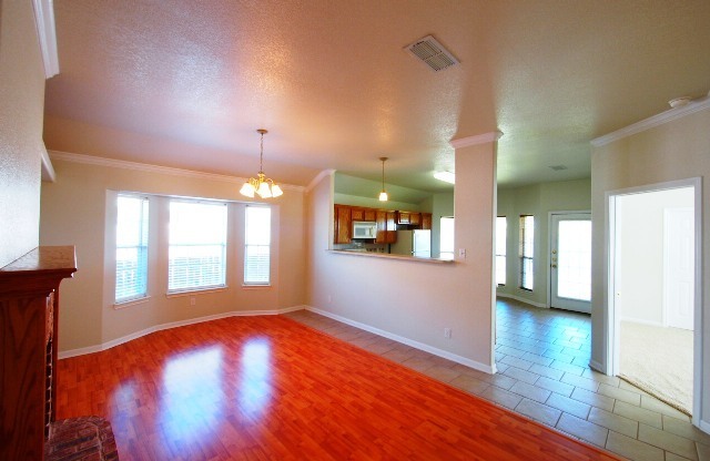 3 beds, 2 baths, $1,400