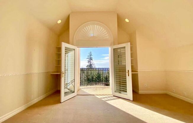 6 beds, 5.5 baths, $9,000