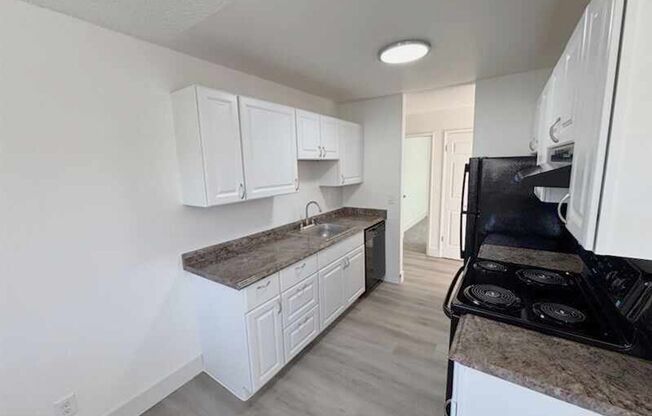 3 beds, 1 bath, 800 sqft, $1,595, Unit 52