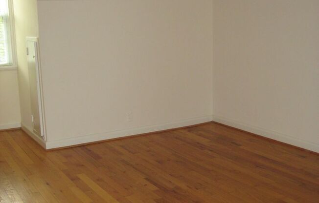 3 level end unit 1br+den 2ba town house in Fairlington