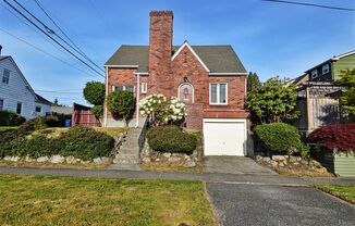 Cute as a button 3 Bedroom 1.5 Bath Tudor near PSU and 6th Ave!