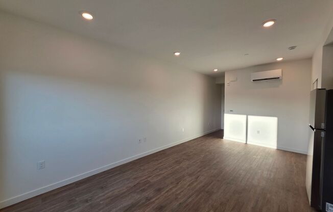 Studio, 1 bath, 327 sqft, $1,725, Unit 306