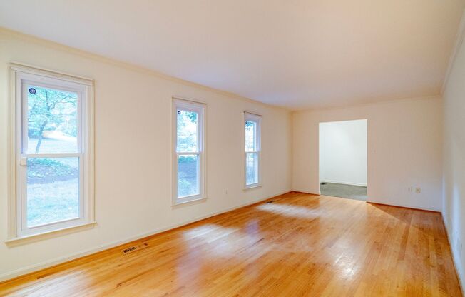 Fabulous 4 Bed 2.5 Bath Colonial With Patio and Large Yard In Oakleigh Woods