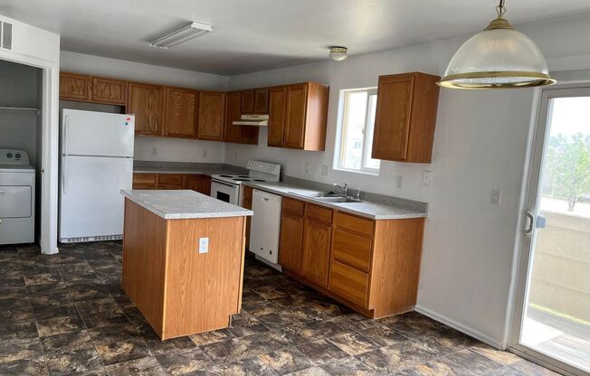 Upper 2 bed, 2 bath Condo on Leland