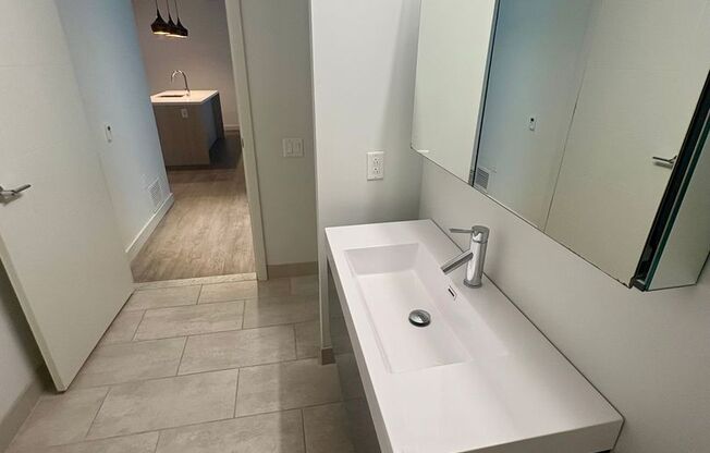 1 bed, 1 bath, 781 sqft, $2,565, Unit 323