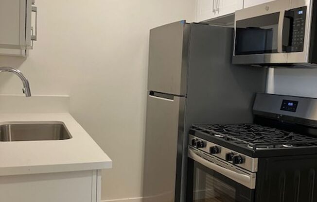 2 beds, 1 bath, $2,395, Unit 11