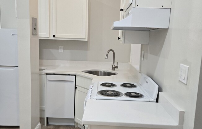 2 beds, 1 bath, $3,200, Unit 5