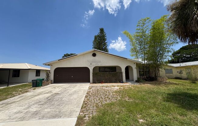 2/2/2 home with fenced backyard in Ft Pierce