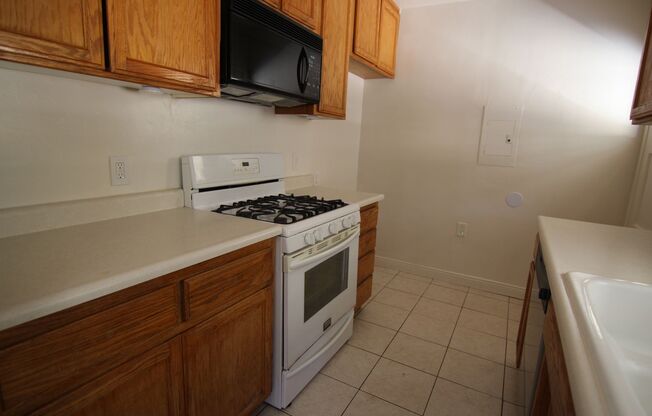 2 beds, 1 bath, $2,300, Unit A