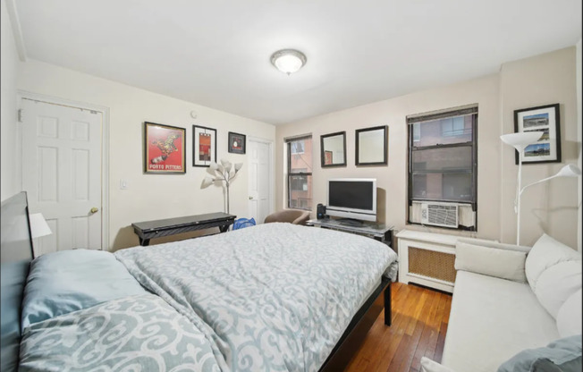 142 E 49 ST
