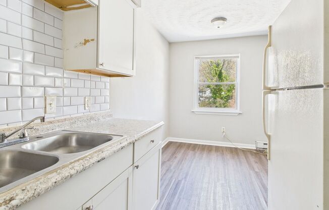 2 beds, 1 bath, $1,250, Unit 4
