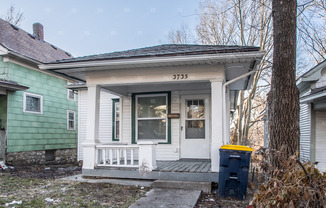 Cozy and Charming Two-Bedroom House with Modern Amenities