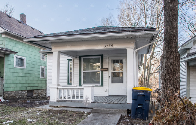 Cozy and Charming Two-Bedroom House with Modern Amenities