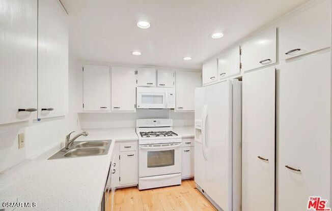 Welcome to this charming 1 bedroom+1 bathroom
