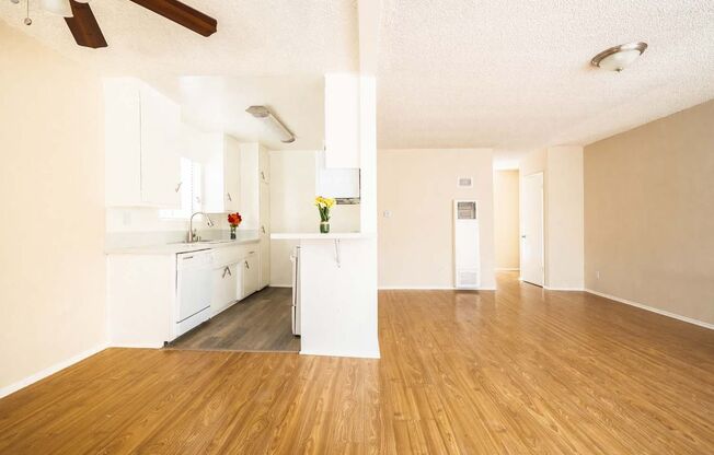 5715 Vineland Ave