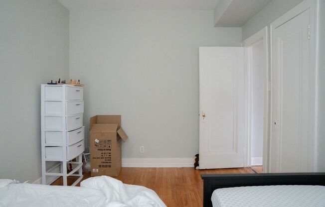 3 beds, 1 bath, 850 sqft, $1,985, Unit 3002-3S