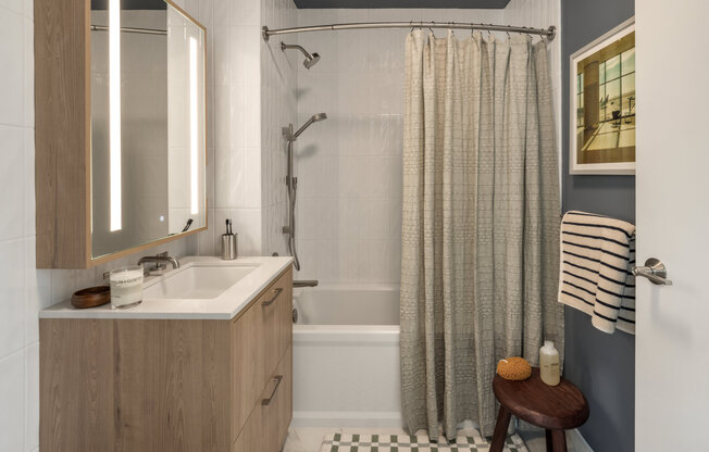 2 beds, 2 baths, $8,500, Unit 3310S