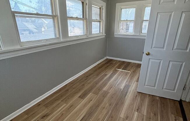 3 Bedroom, 1 bath apartment in convenient location