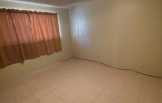 2 beds, 1 bath, 887 sqft, $900