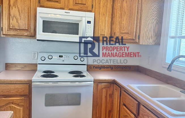 Beautiful 4 bed 2 1/2 bath - 3 car garage