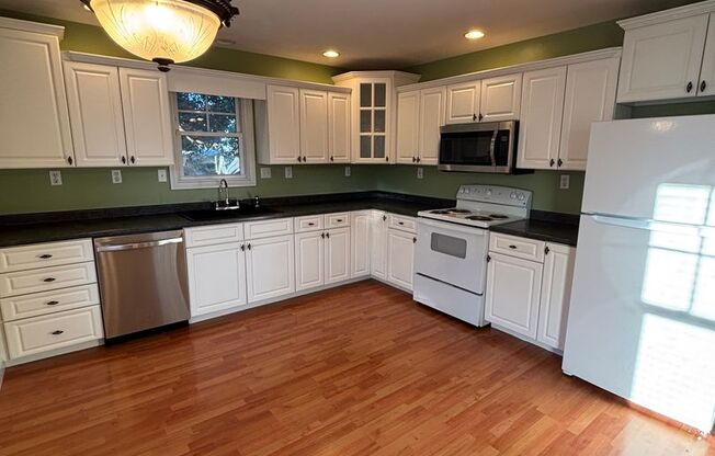 Freshly Renovated Dollhouse in Maryville!!