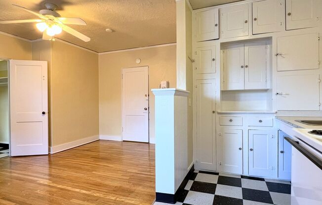 Studio, 1 bath, 450 sqft, $1,195, Unit 104