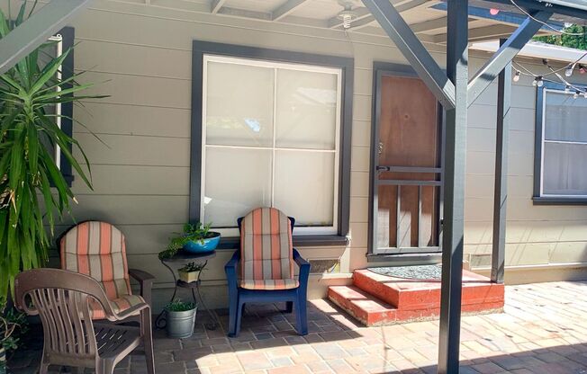 Charming Duplex Style 1 Bedroom 1 Bathroom Menlo Park Bungalow!