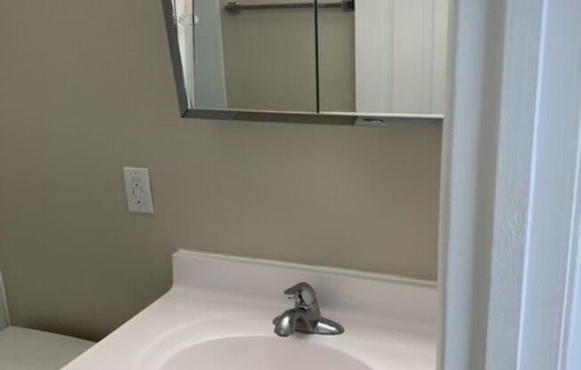 2 beds, 1 bath, 790 sqft, $2,500, Unit B101