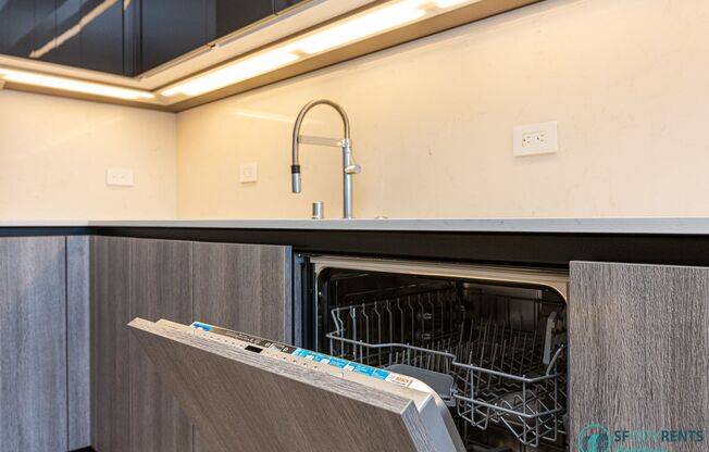 Rincon Hill: Bright & Spacious Condo w/ A/C, Valet Parking & Amenities Galore @ LUMINA