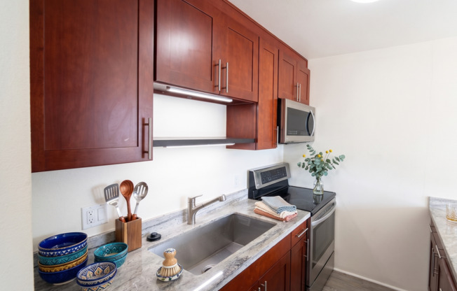 3 beds, 1 bath, $2,895, Unit R-412