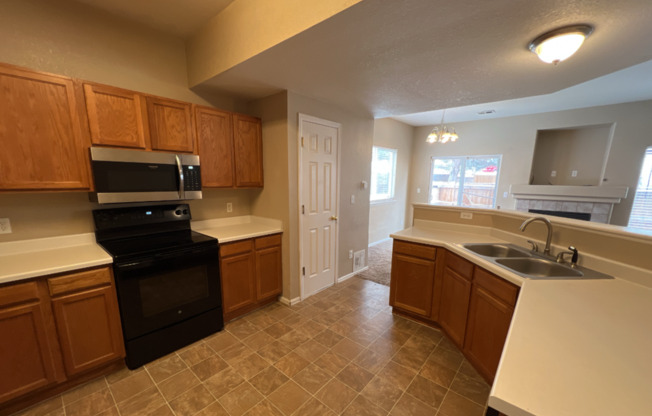 Spacious 3 Bed, 2.5 Bath Condo in Thornton!