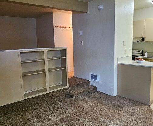 Studio, 1 bath, 350 sqft, $1,095, Unit 08