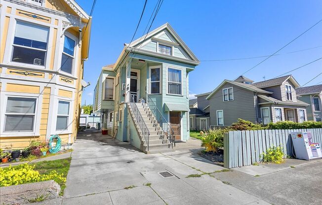 3249 Encinal Ave #B - 1 bedroom | 1 bath | Lower front unit
