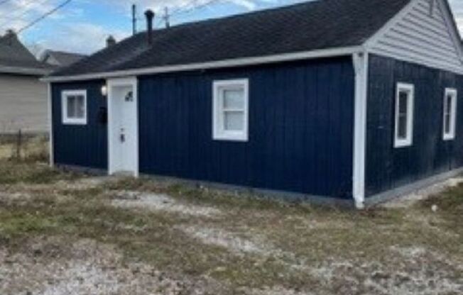 833 Clarendon Avenue: Back House
