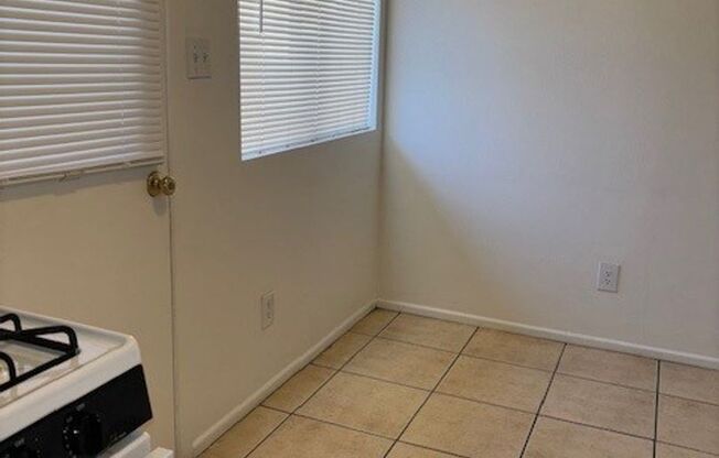 2 beds, 1 bath, 800 sqft, $1,200, Unit 18