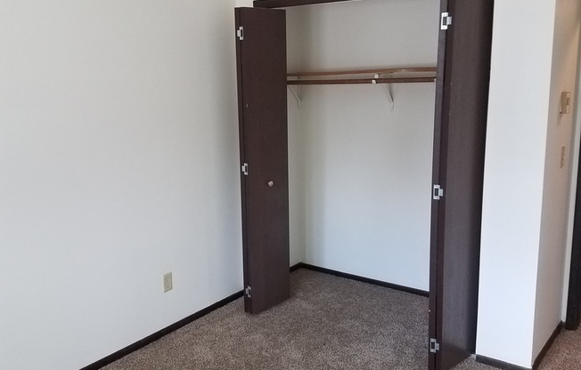 2 beds, 1 bath, $855, Unit 2F