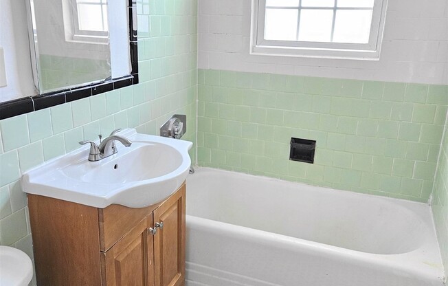3 beds, 1 bath, 1,300 sqft, $3,450, Unit 1