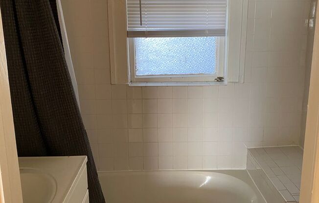 Studio, 1 bath, 500 sqft, $1,200, Unit Unit 4