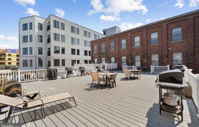 2 beds, 2 baths, 988 sqft, $2,100, Unit 215