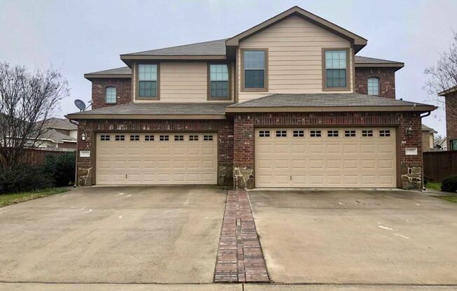 Beautiful 3 Bedroom, 2.5 Bath Duplex located in New Braunfels!