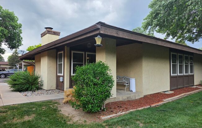 Massive 5 Bedroom Townhouse in Aurora